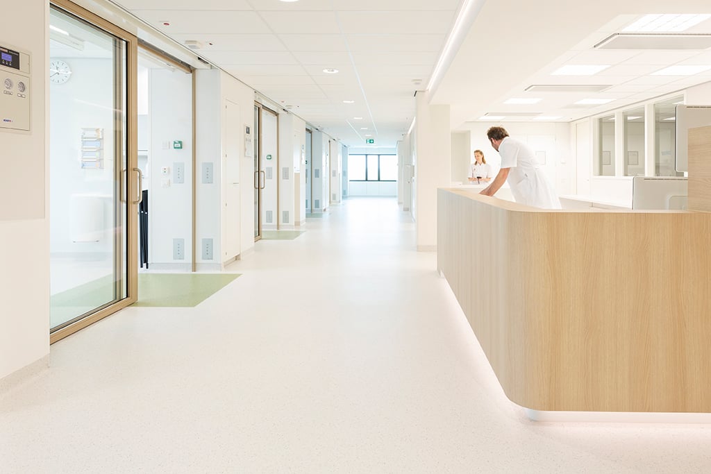 iQ Dry Buffing behandeling voor chemievrij onderhoud van een ziekenhuisvloer.